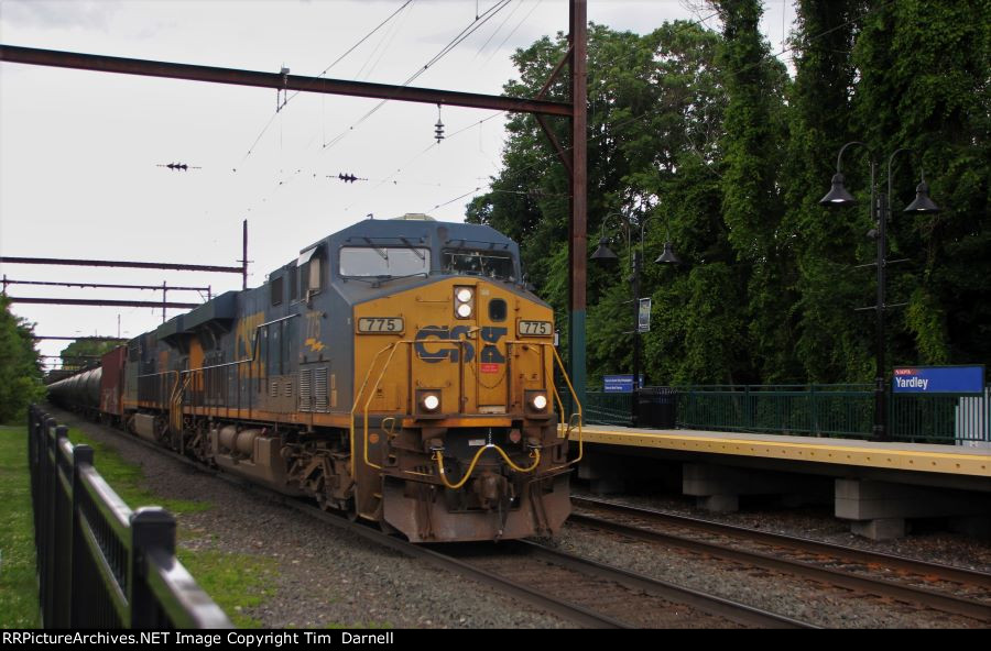 CSX 775 leading K061